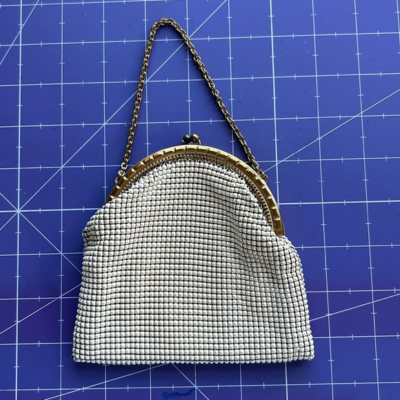 Vintage Whiting & Davis Co. mesh small compact handbag with gold tone hardware - Picture 10 of 14